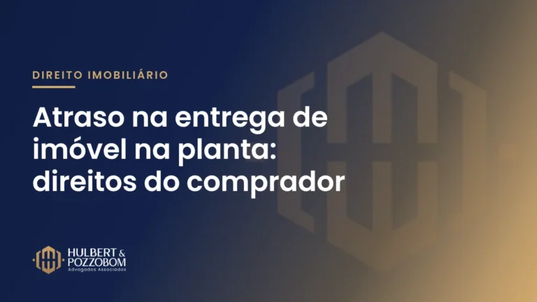 Arte com o título Atraso na entrega de imóvel na planta, nas cores do Hulbert & Pozzobom Advogados Associados